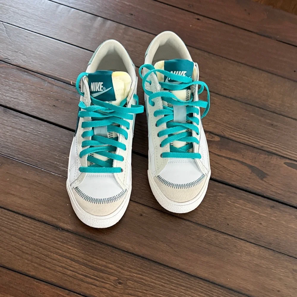Nike Women’s Blazer Low ’77 Jumbo White Teal Green Leather Sneakers Size 11